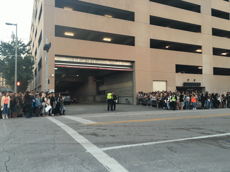 Beliebers wait anxiously for Justin Biebers arrival to the Toyota Center.
