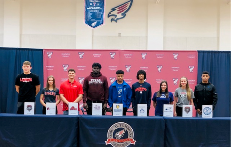Seniors Officially Sign to Continue Athletic Careers in College