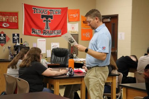 Aquatic Science and head golf coach Jeff Mudd teaches his Aquatic science class. Mudd feels accomplished for receiving the award.
